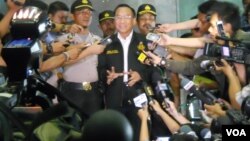 Menteri ESDM Jero Wacik memberikan keterangan kepada media setelah diperiksa oleh penyidik KPK terkait mafia migas tahun lalu (foto: dok).