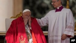 Papa Fransisiko yifashe mu maso