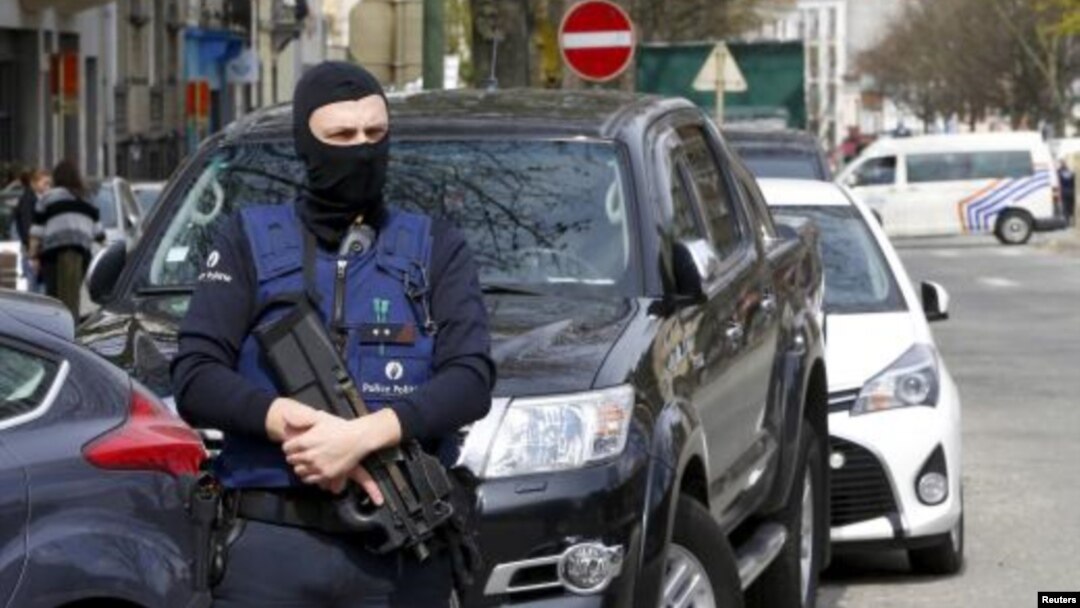 La operación policial antiterrorista incluye equipos antiexplosivos y francotiradores.