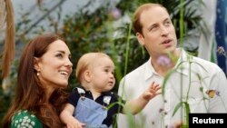 El príncipe George (centro), aquí junto a sus padres, William y Kate, tendrá un hermanito, según anunció este lunes la Casa Real.