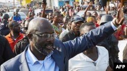 George Weah saluant la foule lors de sa campagne électorale à Monrovia le 6 décembre 2017.