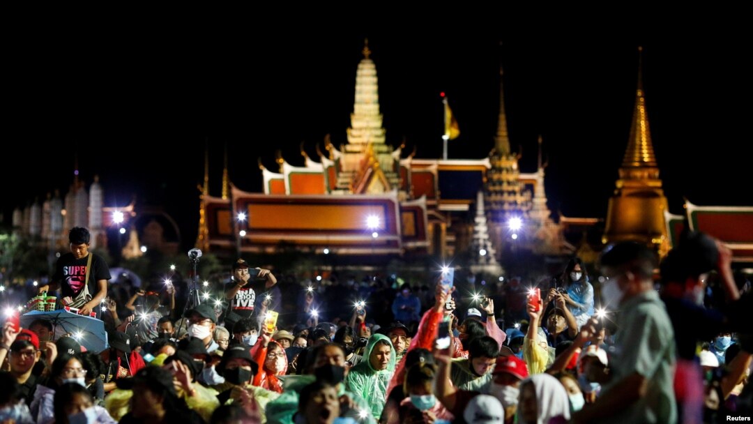 Người biểu tình ủng hộ dân chủ tụ tập kêu gọi phế truất thủ tướng Prayuth Chan-ocha và cải cách chế độ quân chủ ở Bangkok, Thái lan, ngày 19 tháng 9, 2020.