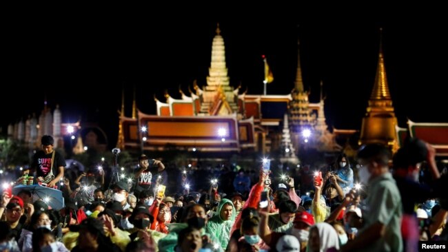 Người biểu tình ủng hộ dân chủ tụ tập kêu gọi phế truất thủ tướng Prayuth Chan-ocha và cải cách chế độ quân chủ ở Bangkok, Thái lan, ngày 19 tháng 9, 2020.