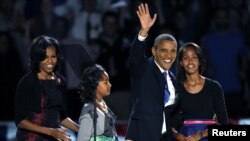 奥巴马在发表胜选演说前在家人陪同下对群众挥手致意