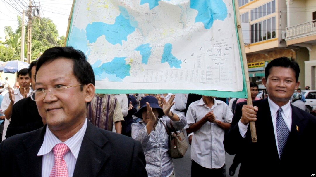 Các nhà lập pháp và người ủng hộ phe đối lập Sam Rainsy cầm bản đồ bảo vệ lãnh thổ Campuchia với Việt Nam đi trên đường phố Phnom Penh.