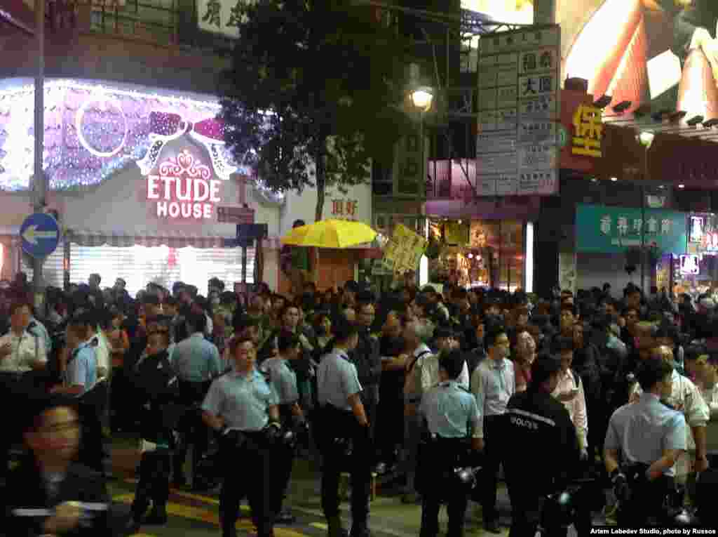 香港街头警民对峙数千人围观 (美国之音海彦拍摄)