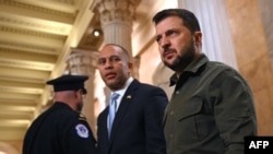 Presiden Ukraina Volodymyr Zelenskyy bersama Pemimpin Minoritas DPR AS Hakeem Jeffries (tengah) bersiap sebelum pertemuan dengan anggota Kongres di gedung Capitol, Washington, Kamis, 21 September 2023. (Foto: Andrew Caballero-Reynolds/AFP)