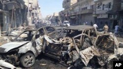 Sebuah mobil terbakar setelah serangan udara oleh pemerintah Suriah, 6 September 2014. Foto dirilis oleh Raqqa Media Center. (Foto:Dok)