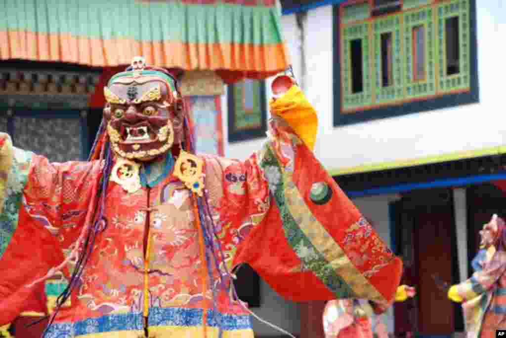 喇嘛戴上具有藏傳佛教象徵意義的面具，在法器的節拍下，跳喇嘛舞演示佛教教義