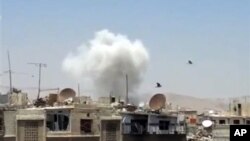 22일 시리아 정부군과 반군의 교전이 있었던 다마쿠스에 연기가 피어오르고 있다.