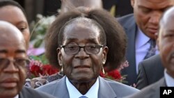 Ao centro Robert Mugabe