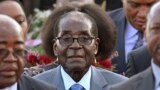 Umongameli Robert Mugabe esanda kwethekelela iSouth Africa. (AP Photo)