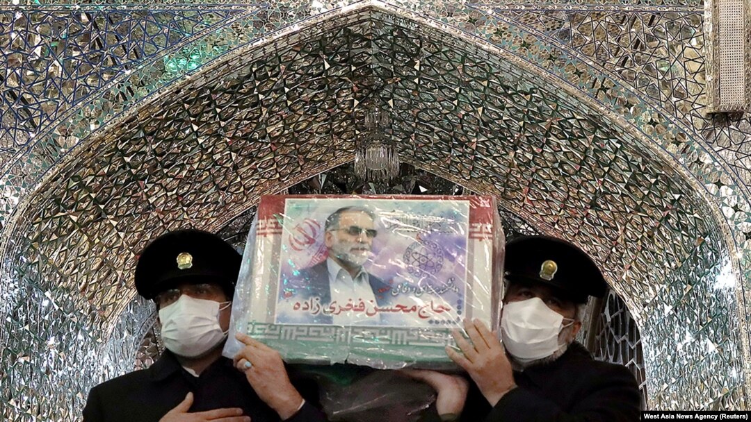 Para pelayan kuil suci Imam Reza membawa peti mati ilmuwan nuklir Iran Mohsen Fakhrizadeh, di Masyhad, Iran, 29 November 2020. (Foto: Kantor Berita Asia BaratWest Asia News Agency via Reuters)