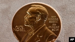 ARCHIVO - Una medalla Nobel exhibida durante una ceremonia en Nueva York. (Angela Weiss/Pool Photo vía AP, archivo)