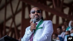 Perdana Menteri Ethiopia Abiy Ahmed berbicara dalam sebuah kampanye di salah satu stadion di Kota Jimma, Oromia, Ethiopia, pada 16 Juni 2021. (Foto: AP/Mulugeta Ayene)