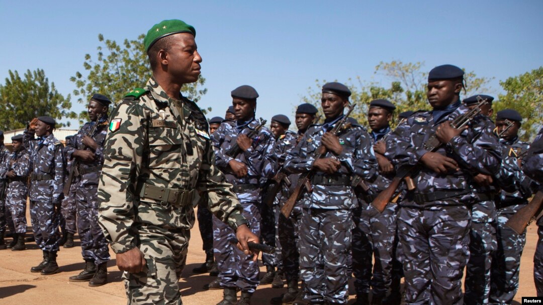 Malian army chief-of-staff Ibrahim Dahirou Dembele inspects Malian troops in Bamako, Mali, January 16, 2013. 