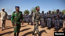 Le chef d'état-major Ibrahima Dahirou Dembele, à droite, et le chef d'état-major de Cote d’Ivoire Soumaila Bakayoko à Bamako, 16 janvier 2013 REUTERS / Joe Penney (Photo d'Archives)