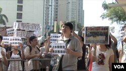 新界上水市民在重陽節假期到水貨客經常出沒的地鐵站進行抗議(美國之音 譚嘉琪拍攝)