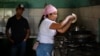 "Entra, así me cierren": el efecto búmeran de castigar a quien hospede o alimente a opositores en Venezuela