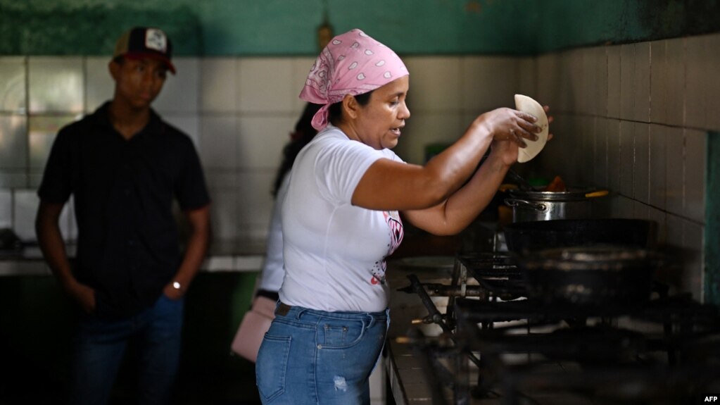 Corina Hernandez, una de las dueñas del restaurante Pancho Grill, cocina empanadas en ese local en Corozopando, Guárico, Venezuela, el 30 de mayo de 2024. El gobierno cerró su negocio luego de que vendiera comida a la dirigente opositora María Corina Machado y su equipo.