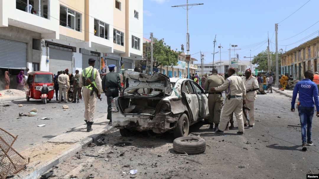 Polisi Somalia
Polisi Somalia memeriksa puing-puing mobil yang hancur di lokasi ledakan bom di Mogadishu, Somalia, 8 Januari 2020. 