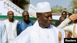 Le président de la Gambie, Yahya Jammeh, reçoit le président nigérian Muhammadu Buhari à Banjul, en Gambie, 13 janvier 2017. 