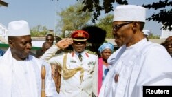 Le président de la Gambie, Yahya Jammeh, reçoit le président nigérian Muhammadu Buhari à Banjul, en Gambie, 13 janvier 2017. 