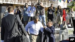 Le président Obama s'apprête à laisser la base aérienne Hickam, à Honolulu, le 15 novembre 2011