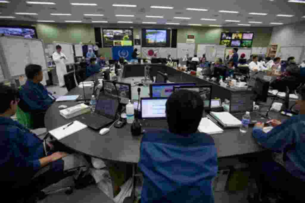 Trabajadores en el centro de operaciones de emergencia a los lisiados de Fukushima.