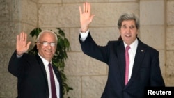 Menlu AS John Kerry dan ketua tim perunding Palestina, Saeb Erekat (kiri) saat bertemu di Ramallah, Tepi Barat, 4 Januari 2014 (Foto: dok).