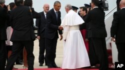 President Barack Obama greets Pope Francis upon his arrival at Joint Base Andrews, Md., Sept. 22, 2015.