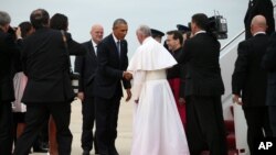 Presiden AS Barack Obama menyalami Paus Fransiskus saat tiba di pangkalan udara Andrews, Selasa sore (22/9).