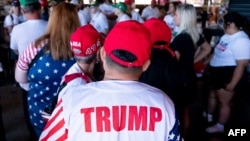 Eski ABD Başkanı ve 2024 Başkan adayı Donald Trump'ın destekçileri, Trump'ın Iowa Eyalet Fuarı'ndaki mitinginde bir araya geldi.