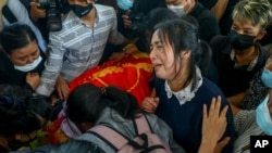 16일 미얀마 양곤에서 최근 군부 쿠데타 반대 시위 도중 총에 맞아 사망한 18세 남성의 장례식이 열렸다.