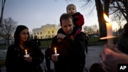 Para pendukung gerakan pengendalian penggunaan senjata api berkumpul di Pennsylvania Avenue, depan Gedung Putih di Washington DC pasca terjadinya penembakan di Sekolah Dasar Sandy Hook di Newtown, Connecticut (14/12). 