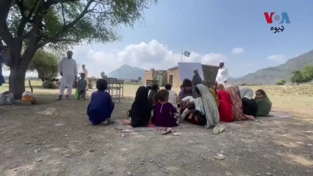 د مومندو ولي داد کور کميونټي سکول د جوړېدو شل کاله پوره کيږي خو دلته داخل درې اوويا ماشومان د ونو د سوري لاندې په زدکړو مجبوره دي