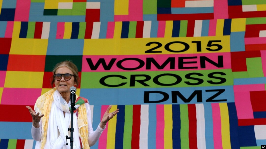 Aktivis AS Gloria Steinem berpidato dalam acara pembukaan Women Cross DMZ di Paju, Korea Selatan, Minggu, 24 Mei 2015. (AP Photo/Ahn Young-joon)