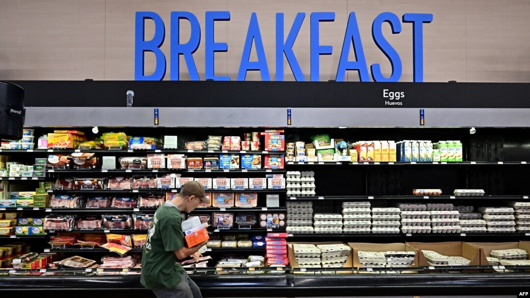ARCHIVO - Un comprador recoge su paquete de tocino mientras compra alimentos en una tienda de comestibles el 14 de agosto de 2024 en Rosemead, California.