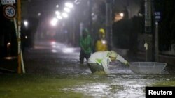 Las carreteras se inundan debido a las fuertes lluvias causadas por el tifón Hagibis en Tokio. 