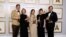 Los productores Peter Spears, de izquierda a derecha, Frances McDormand, Chloe Zhao, Mollye Asher y Dan Janvey, ganadores del Oscar a la mejor película por "Nomadland" el 25 de abril de 2021 en Union Station, en Los Ángeles, California, EE.UU.
