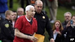 El ex entrenador auxiliar de la Universidad Penn State, Jerry Sandusky, llega al centro judicial del condado en Bellefonte, Pensilvania, para escuchar la sentencia por la cual se le condenó a entre 30 y 60 años de cárcel.