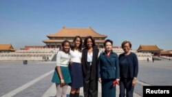 Prva dama Mišel Obama, njene ćerke Saša i Malia i majka Marian Robinson poziraju sa Peng Lijuan, suprugom kineskog predsednika Ši Djinpinga tokom posete Zabranjenom gradu u Pekingu, 21. marta 2014. 