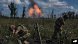 Ukrajinski vojnici pucaju iz minobacača blizu Bahmuta u regionu Donjeck, 12. august 2023. (Foto: AP/Libkos)