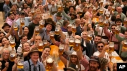 Disfrute de los primeros vasos de cerveza en el primer día del 189º festival de cerveza 'Oktoberfest' en Múnich, Alemania, el sábado 21 de septiembre de 2024.