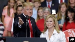 El presidente Donald Trump presentó a la republicana Marsha Blackburn, en un acto de campaña en Nashville, Tennessee, el martes, 30 de mayo, de 2018, como la candidata al Senado de EE.UU. para reemplazar al senador Bob Corker, quien anunció su retiro.