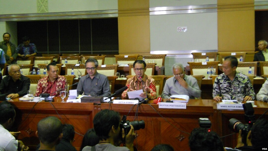 Ketua Komisi I Mahfudz Siddiq (tengah) membacakan rekomendasi soal pertahanan dunia maya didampingi Menteri Luar Negeri Marty Natalegawa (kiri), Menteri Pertahanan Purnomo Yusgiantoro (kanan) dan pejabat terkait lainnya. (VOA/Andylala Waluyo)