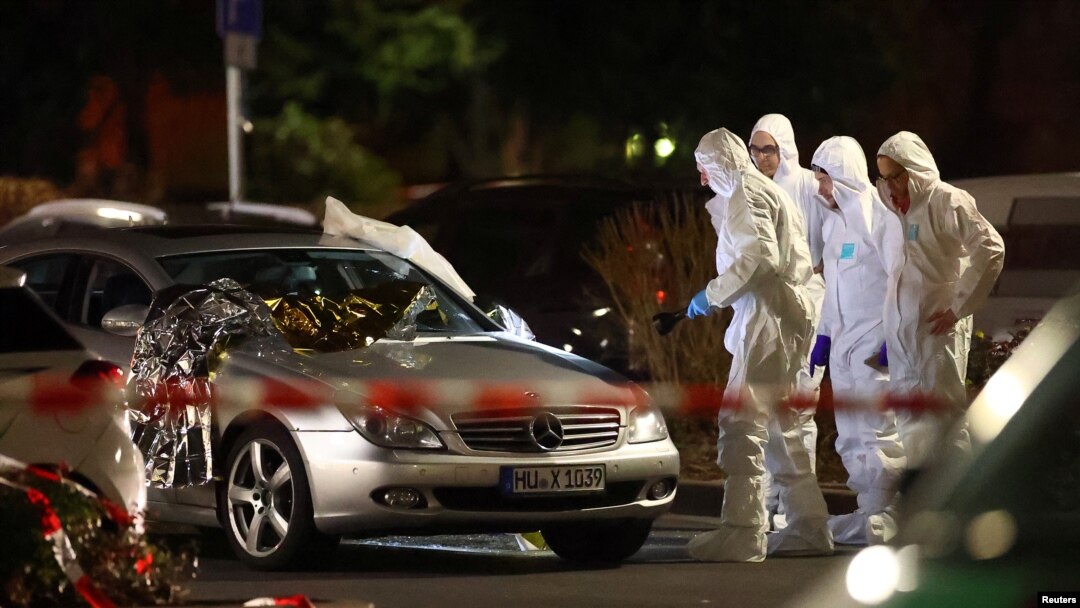 Petugas forensik memeriksa sekitar mobil yang rusak akibat insiden penembakan di Hanau dekat Frankfurt, Jerman, 20 Februari 2020. 
