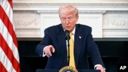 El presidente Donald Trump habla en la Sesión de Trabajo de los Gobernadores en el Comedor de Estado de la Casa Blanca, el 21 de febrero de 2025, en Washington