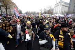 Los partidarios del entonces presidente Donald Trump, vestidos con atuendos asociados con los Proud Boys, asisten a una manifestación en Freedom Plaza en Washington, el 12 de diciembre de 2020.