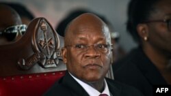 Le président tanzanien John Magufuli assiste à la cérémonie d'enterrement de l'ancien président tanzanien Benjamin Mkapa le 29 juillet 2020.